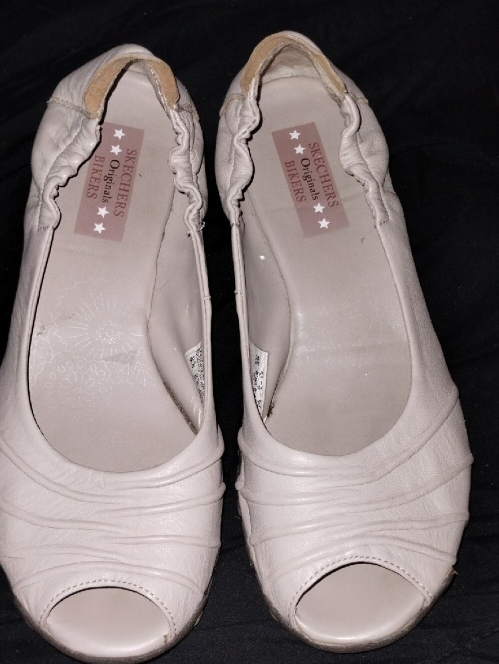 Skechers Light Tan Peep-Toe Ruched Ballet Flats. Size 9.5